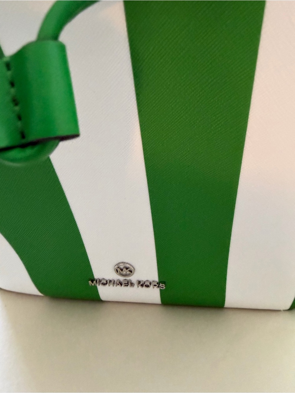 Michael Kors bucket purse - Picture 4 of 7